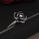 RING MET ZWARTE DAHLIA