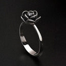 RING MET ZWARTE DAHLIA