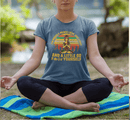 Jeg er for det meste Fred, Kærlighed og Lys og en smule Go Yoga T-Shirt